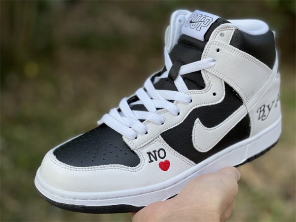 Supreme x Nike SB Dunk High SUP White Black Trainers Online DH0958-101 in hand